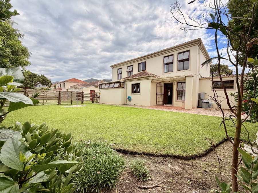 3 Bedroom Property for Sale in Sandbaai Western Cape